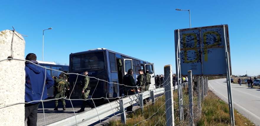 Λάρισα: «Μπλόκο» των ΜΑΤ στους αγρότες με τα τρακτέρ στη Νίκαια