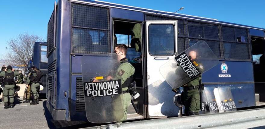 Λάρισα: «Μπλόκο» των ΜΑΤ στους αγρότες με τα τρακτέρ στη Νίκαια