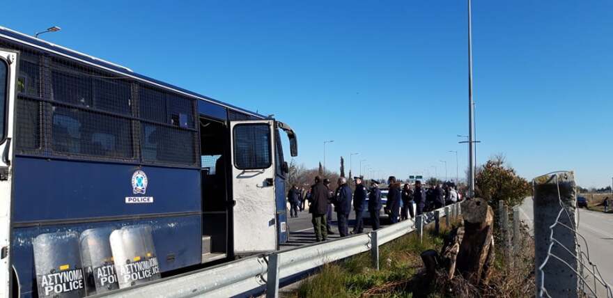 Λάρισα: «Μπλόκο» των ΜΑΤ στους αγρότες με τα τρακτέρ στη Νίκαια