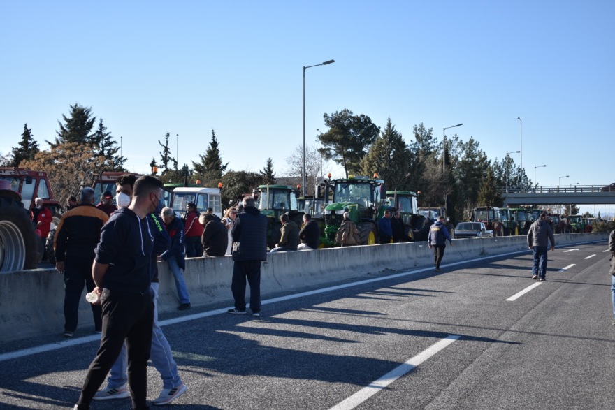 Λάρισα: Θα στήσουμε μπλόκο που θα βάλει φωτιά σε όλη την Ελλάδα, λένε οι αγρότες στη Νίκαια - Συγκεντρώθηκαν περί τα 300 τρακτέρ 