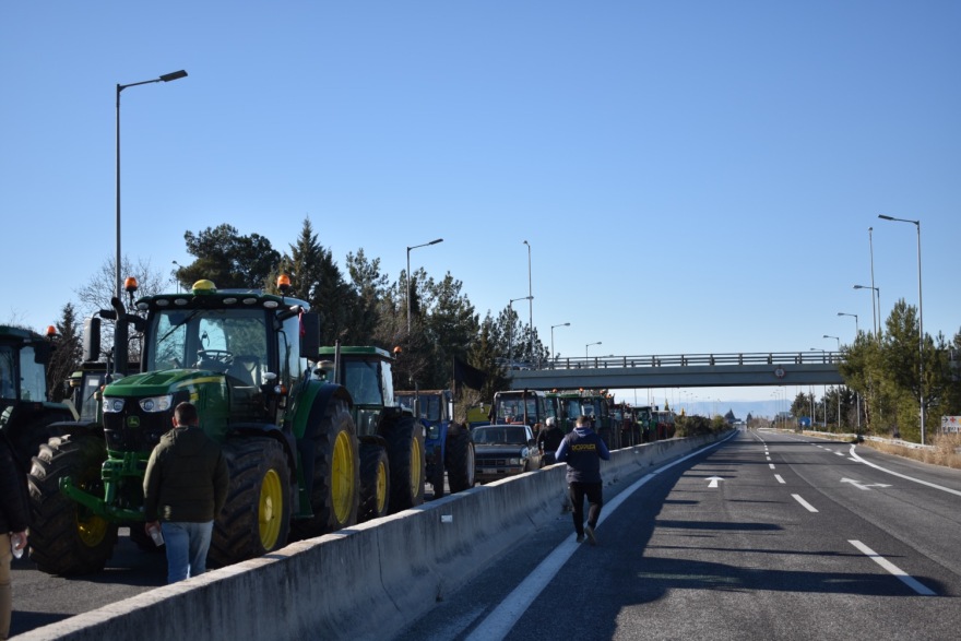 Λάρισα: Θα στήσουμε μπλόκο που θα βάλει φωτιά σε όλη την Ελλάδα, λένε οι αγρότες στη Νίκαια - Συγκεντρώθηκαν περί τα 300 τρακτέρ 