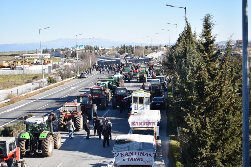 Λάρισα: Θα στήσουμε μπλόκο που θα βάλει φωτιά σε όλη την Ελλάδα, λένε οι αγρότες στη Νίκαια - Συγκεντρώθηκαν περί τα 300 τρακτέρ 