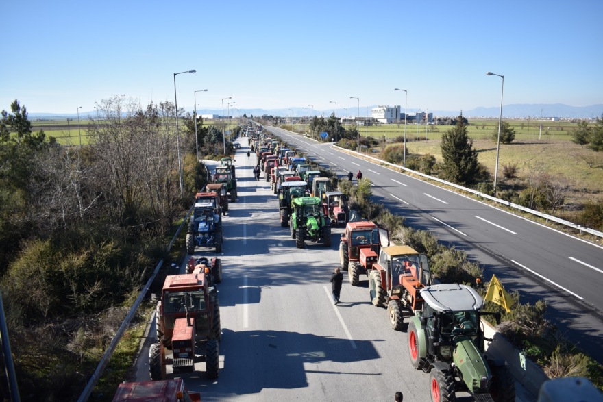 Λάρισα: Θα στήσουμε μπλόκο που θα βάλει φωτιά σε όλη την Ελλάδα, λένε οι αγρότες στη Νίκαια - Συγκεντρώθηκαν περί τα 300 τρακτέρ 