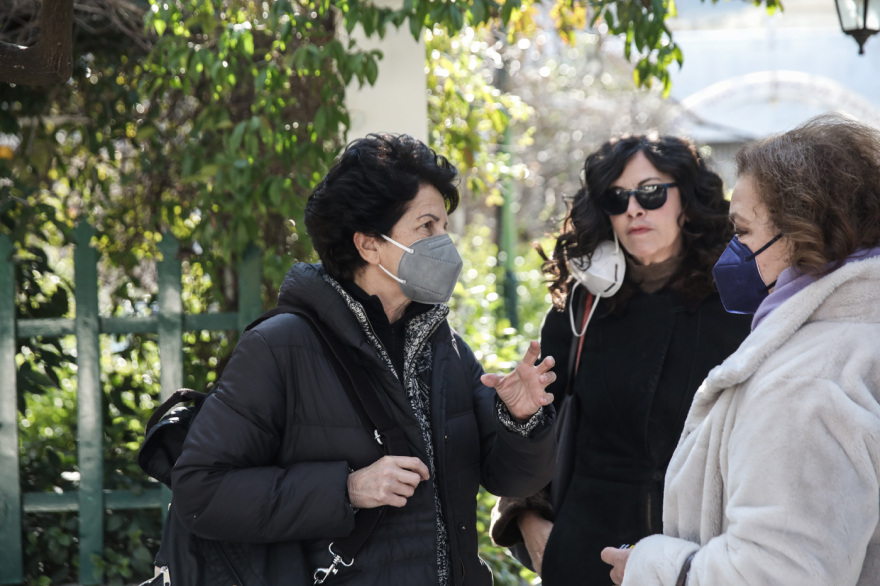 Συγκίνηση στην κηδεία του Νίκου Αντύπα - Πλήθος καλλιτεχνών βρέθηκε εκεί για το τελευταίο «αντίο»