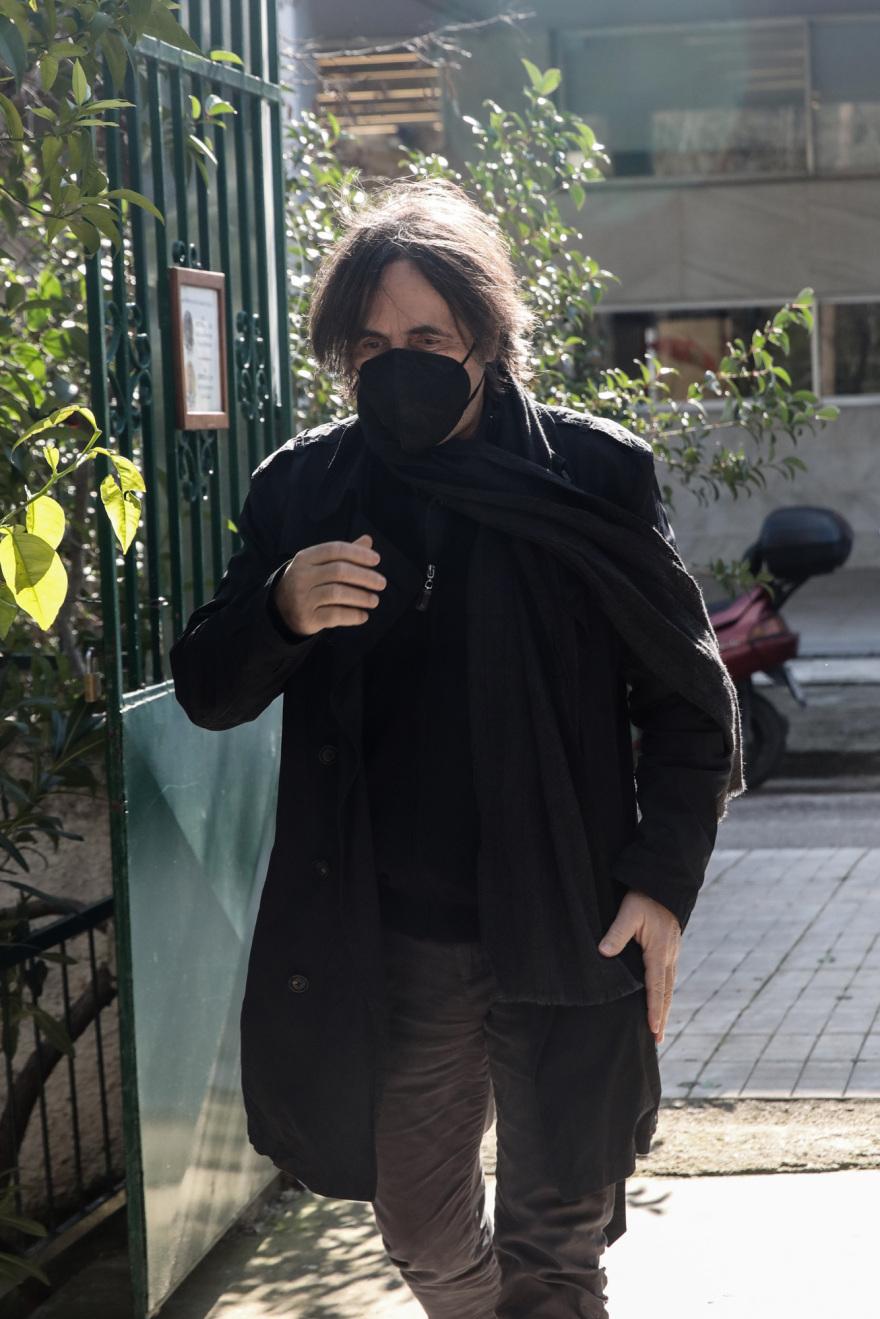 Συγκίνηση στην κηδεία του Νίκου Αντύπα - Πλήθος καλλιτεχνών βρέθηκε εκεί για το τελευταίο «αντίο»