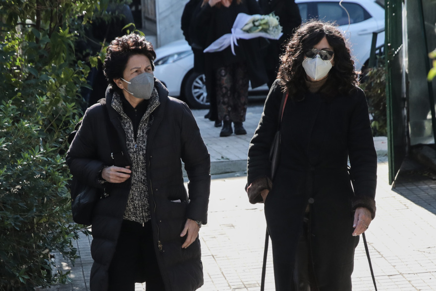 Συγκίνηση στην κηδεία του Νίκου Αντύπα - Πλήθος καλλιτεχνών βρέθηκε εκεί για το τελευταίο «αντίο»