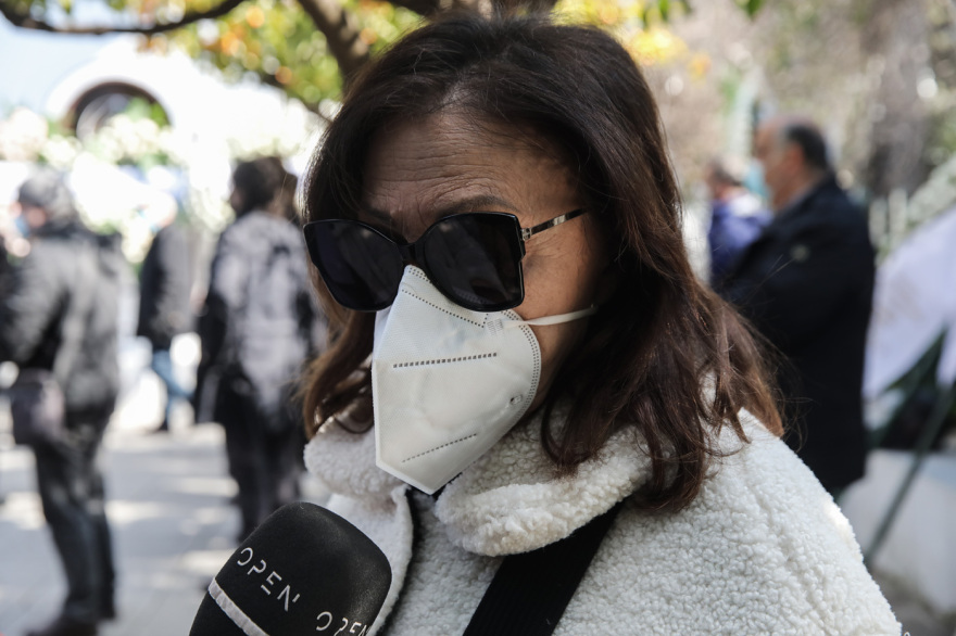 Συγκίνηση στην κηδεία του Νίκου Αντύπα - Πλήθος καλλιτεχνών βρέθηκε εκεί για το τελευταίο «αντίο»