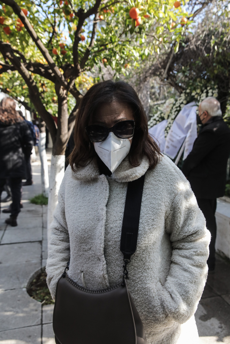 Συγκίνηση στην κηδεία του Νίκου Αντύπα - Πλήθος καλλιτεχνών βρέθηκε εκεί για το τελευταίο «αντίο»