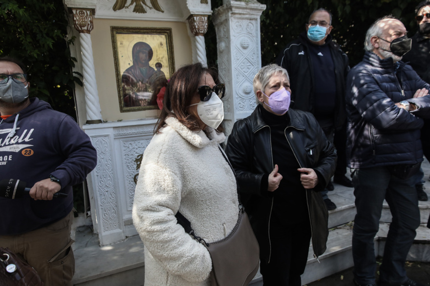 Συγκίνηση στην κηδεία του Νίκου Αντύπα - Πλήθος καλλιτεχνών βρέθηκε εκεί για το τελευταίο «αντίο»