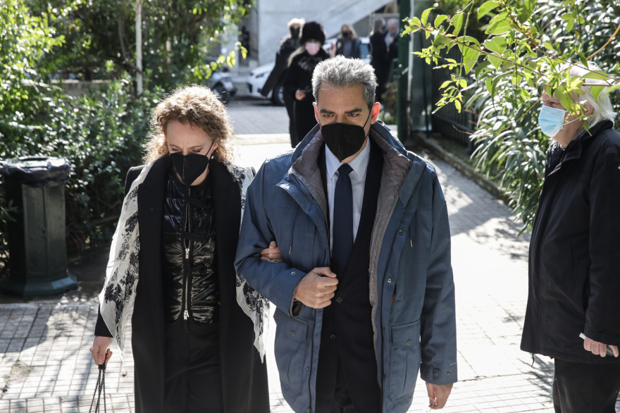 Συγκίνηση στην κηδεία του Νίκου Αντύπα - Πλήθος καλλιτεχνών βρέθηκε εκεί για το τελευταίο «αντίο»