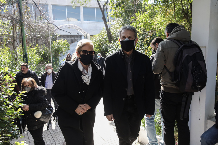 Συγκίνηση στην κηδεία του Νίκου Αντύπα - Πλήθος καλλιτεχνών βρέθηκε εκεί για το τελευταίο «αντίο»