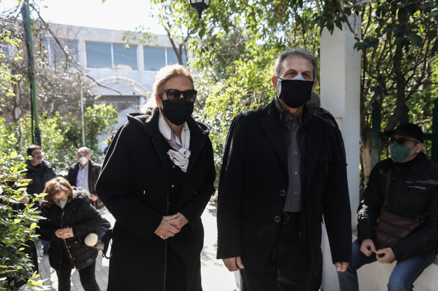 Συγκίνηση στην κηδεία του Νίκου Αντύπα - Πλήθος καλλιτεχνών βρέθηκε εκεί για το τελευταίο «αντίο»