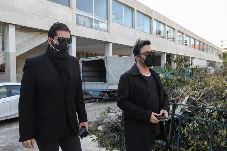 Συγκίνηση στην κηδεία του Νίκου Αντύπα - Πλήθος καλλιτεχνών βρέθηκε εκεί για το τελευταίο «αντίο»