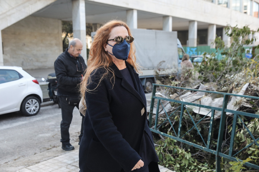 Συγκίνηση στην κηδεία του Νίκου Αντύπα - Πλήθος καλλιτεχνών βρέθηκε εκεί για το τελευταίο «αντίο»