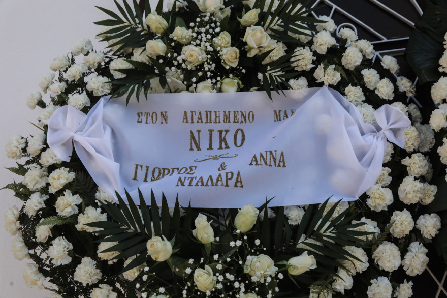 Συγκίνηση στην κηδεία του Νίκου Αντύπα - Πλήθος καλλιτεχνών βρέθηκε εκεί για το τελευταίο «αντίο»