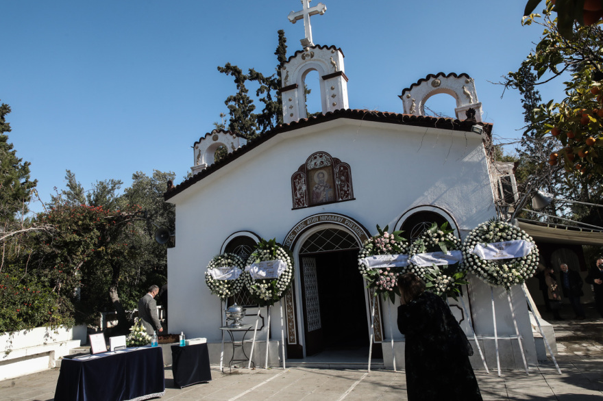 Συγκίνηση στην κηδεία του Νίκου Αντύπα - Πλήθος καλλιτεχνών βρέθηκε εκεί για το τελευταίο «αντίο»