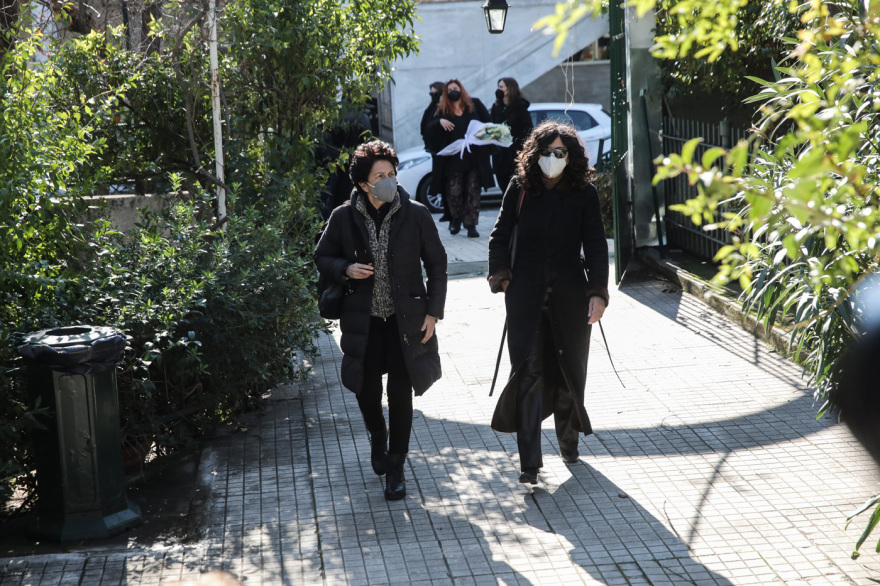 Συγκίνηση στην κηδεία του Νίκου Αντύπα - Πλήθος καλλιτεχνών βρέθηκε εκεί για το τελευταίο «αντίο»