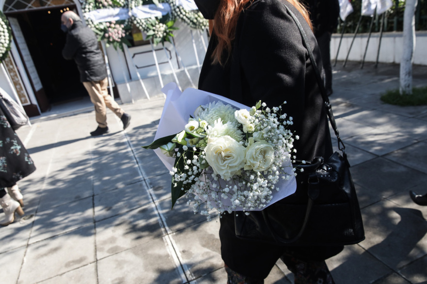 Συγκίνηση στην κηδεία του Νίκου Αντύπα - Πλήθος καλλιτεχνών βρέθηκε εκεί για το τελευταίο «αντίο»