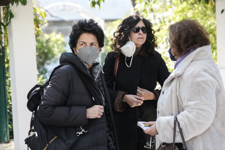 Συγκίνηση στην κηδεία του Νίκου Αντύπα - Πλήθος καλλιτεχνών βρέθηκε εκεί για το τελευταίο «αντίο»