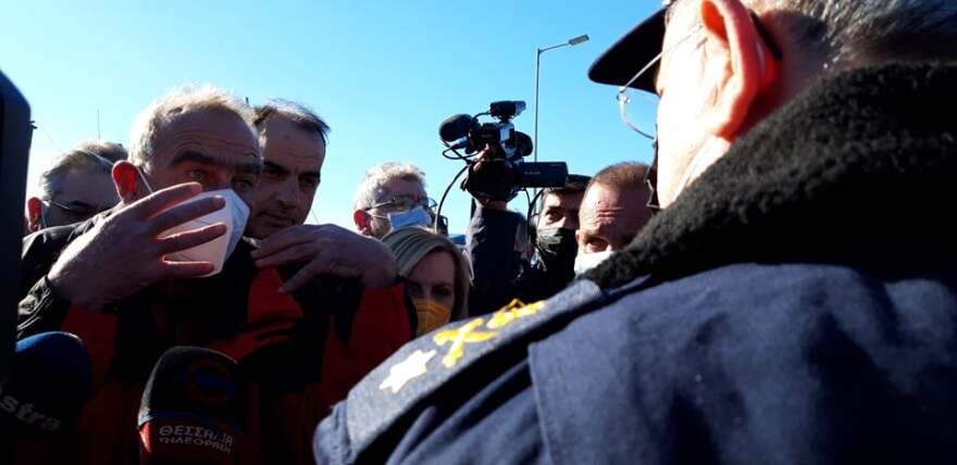 Λάρισα: «Μπλόκο» των ΜΑΤ στους αγρότες με τα τρακτέρ στη Νίκαια