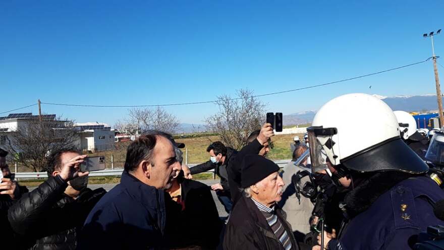 Λάρισα: «Μπλόκο» των ΜΑΤ στους αγρότες με τα τρακτέρ στη Νίκαια