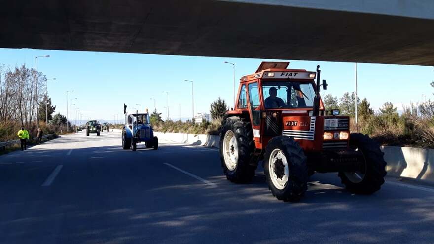 Λάρισα: «Μπλόκο» των ΜΑΤ στους αγρότες με τα τρακτέρ στη Νίκαια
