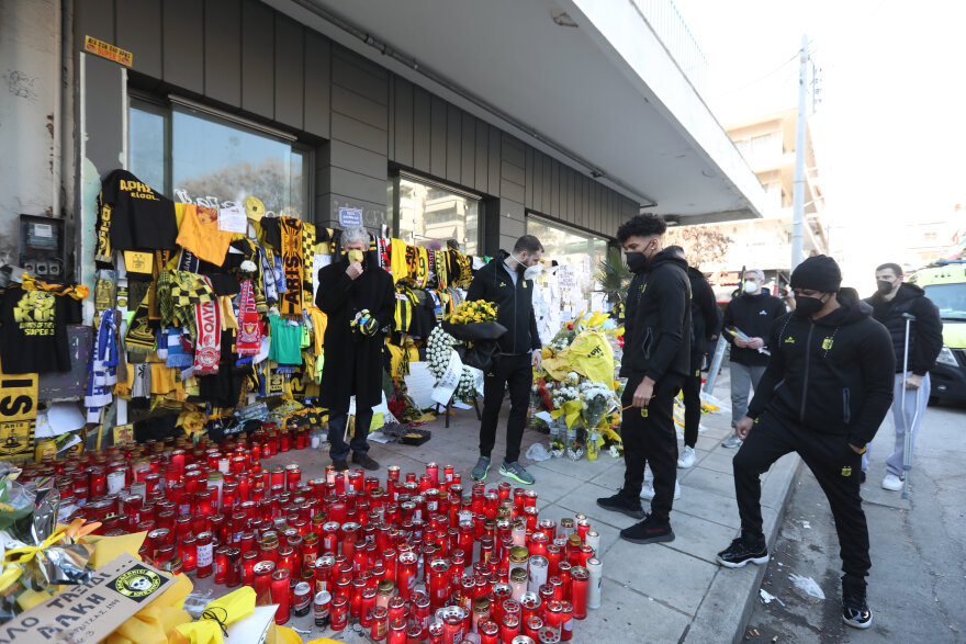 Στον τόπο δολοφονίας του 19χρονου Άλκη η ομάδα μπάσκετ του Άρη -Δείτε φωτογραφίες