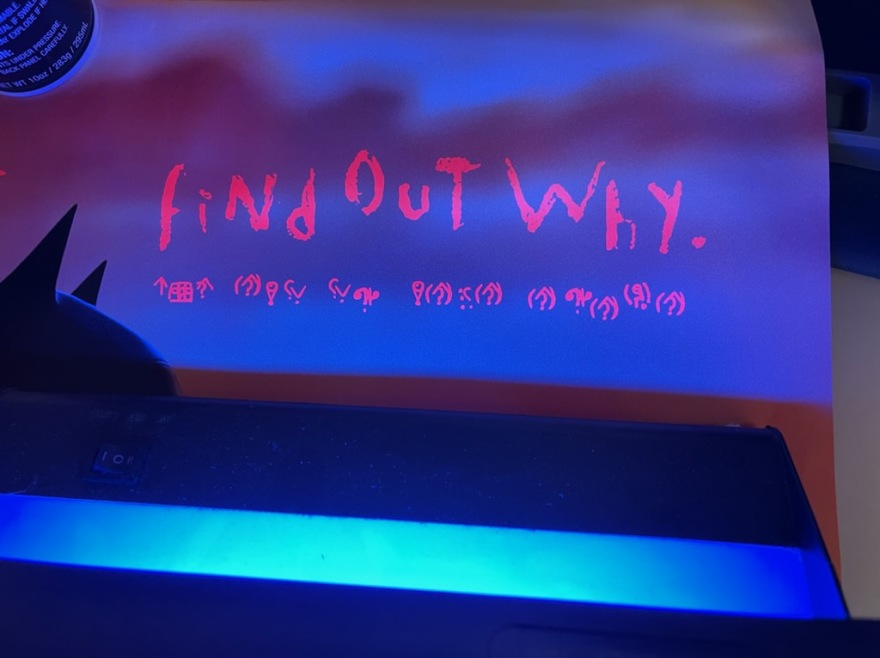 Batman: Μυστικό μήνυμα που φαίνεται μόνο με μαύρο φως σε νέο πόστερ της ταινίας