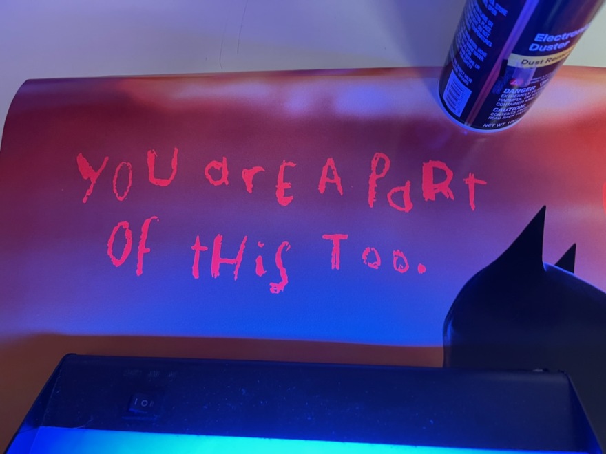 Batman: Μυστικό μήνυμα που φαίνεται μόνο με μαύρο φως σε νέο πόστερ της ταινίας