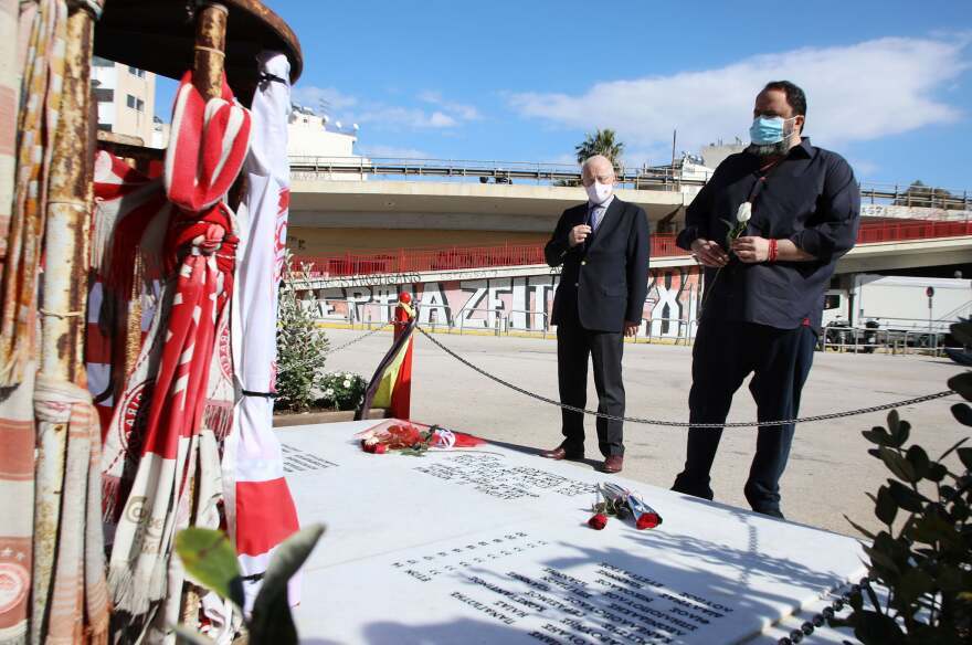 Ο Βαγγέλης Μαρινάκης τίμησε την μνήμη των θυμάτων της Θύρας 7 -Δείτε φωτογραφίες και βίντεο