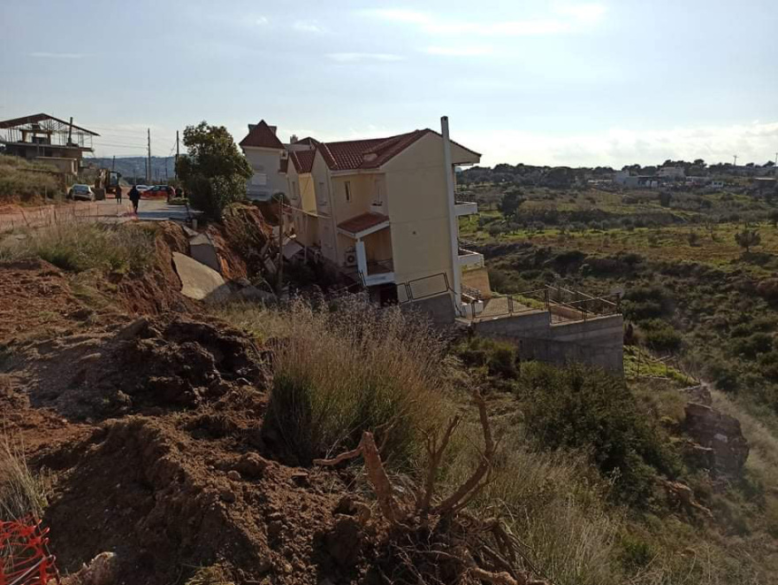 Νέος Βουτζάς: Σπίτι έπεσε τρία μέτρα χαμηλότερα, καθιζήσεις απειλούν την περιοχή