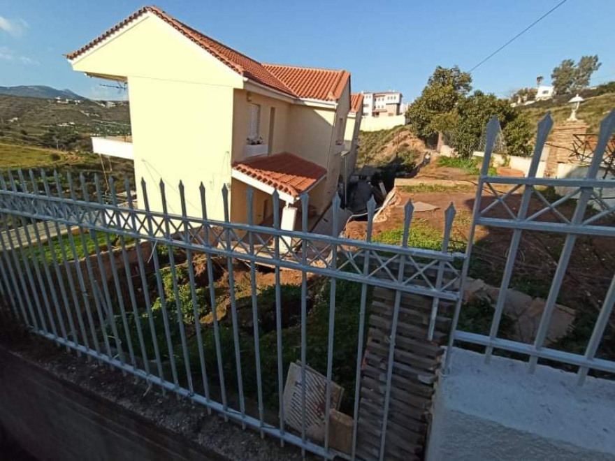 Νέος Βουτζάς: Σπίτι έπεσε τρία μέτρα χαμηλότερα, καθιζήσεις απειλούν την περιοχή