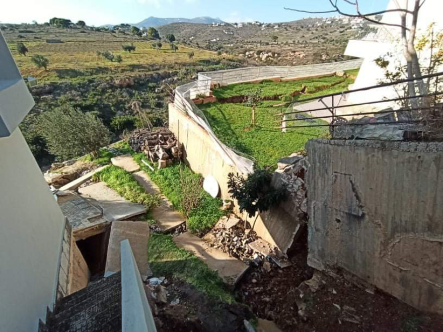 Νέος Βουτζάς: Σπίτι έπεσε τρία μέτρα χαμηλότερα, καθιζήσεις απειλούν την περιοχή