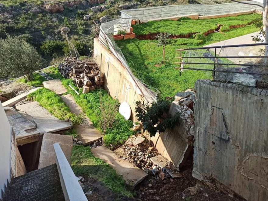 Νέος Βουτζάς: Σπίτι έπεσε τρία μέτρα χαμηλότερα, καθιζήσεις απειλούν την περιοχή