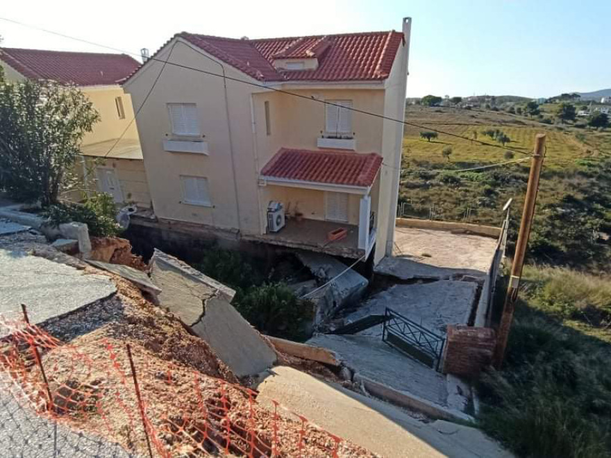 Νέος Βουτζάς: Σπίτι έπεσε τρία μέτρα χαμηλότερα, καθιζήσεις απειλούν την περιοχή