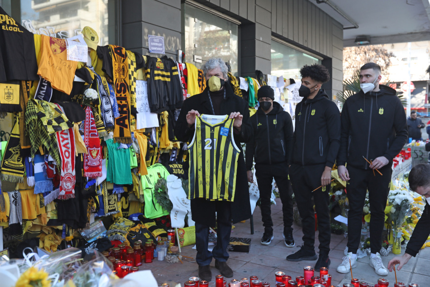 Στον τόπο δολοφονίας του 19χρονου Άλκη η ομάδα μπάσκετ του Άρη -Δείτε φωτογραφίες