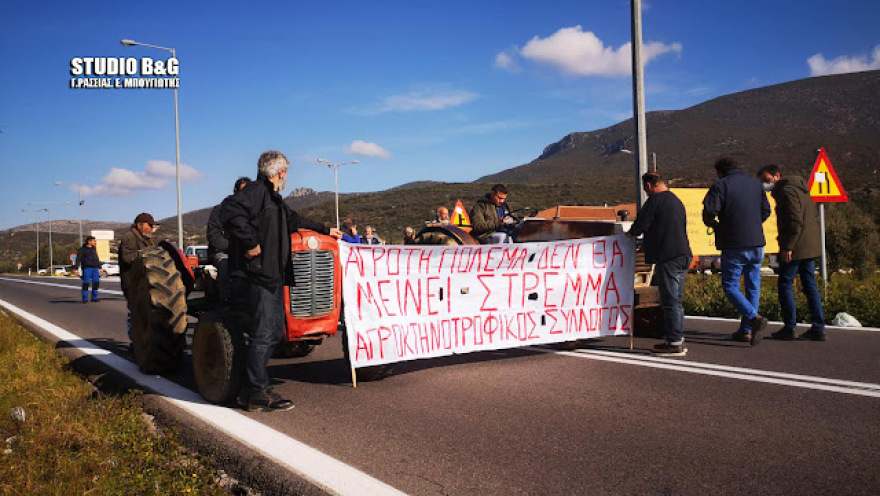Σε θέση «μάχης» οι αγρότες: Συμβολικός αποκλεισμός και διακοπή της κυκλοφορίας στην ΠΑΘΕ