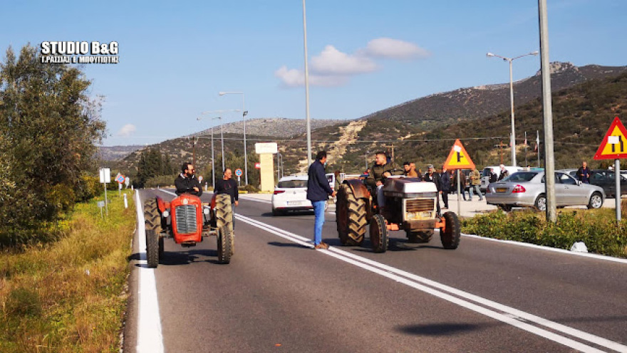 Σε θέση «μάχης» οι αγρότες: Συμβολικός αποκλεισμός και διακοπή της κυκλοφορίας στην ΠΑΘΕ
