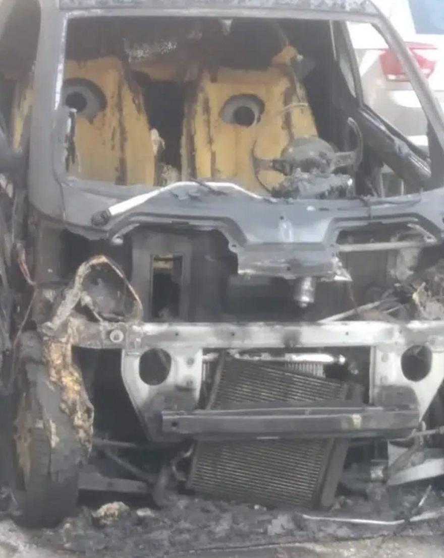  Η στιγμή που αυτοκίνητο στην Πάτρα τυλίγεται στις φλόγες και καίγεται ολοσχερώς 