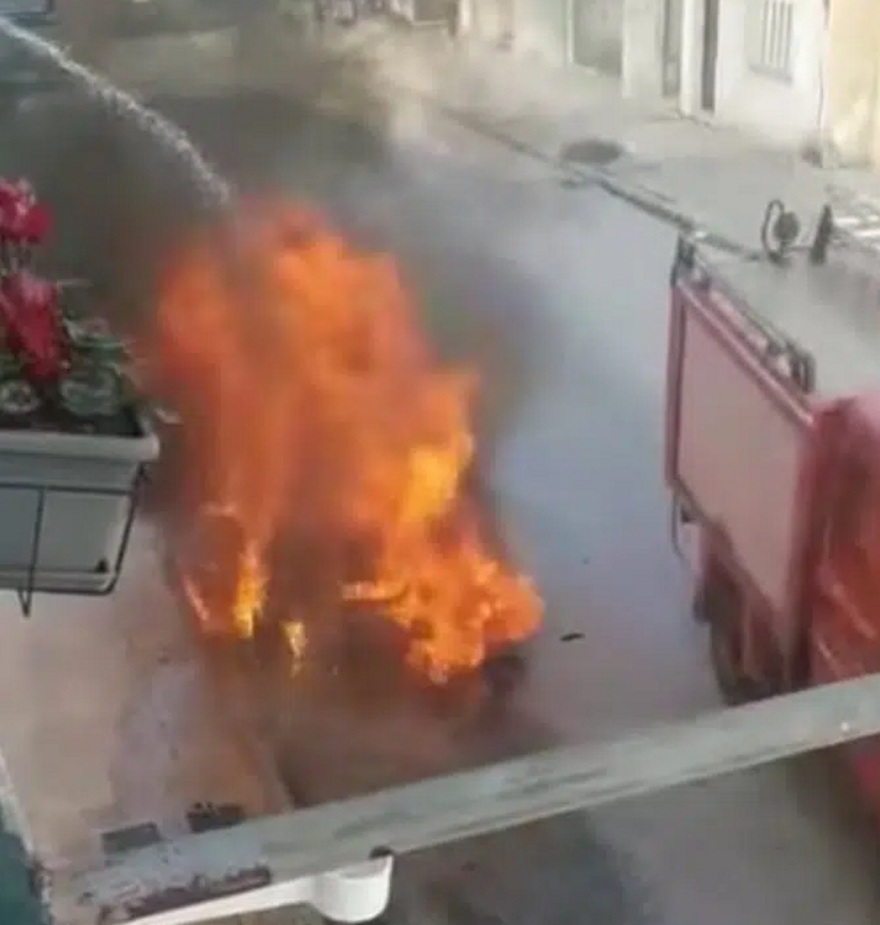  Η στιγμή που αυτοκίνητο στην Πάτρα τυλίγεται στις φλόγες και καίγεται ολοσχερώς 