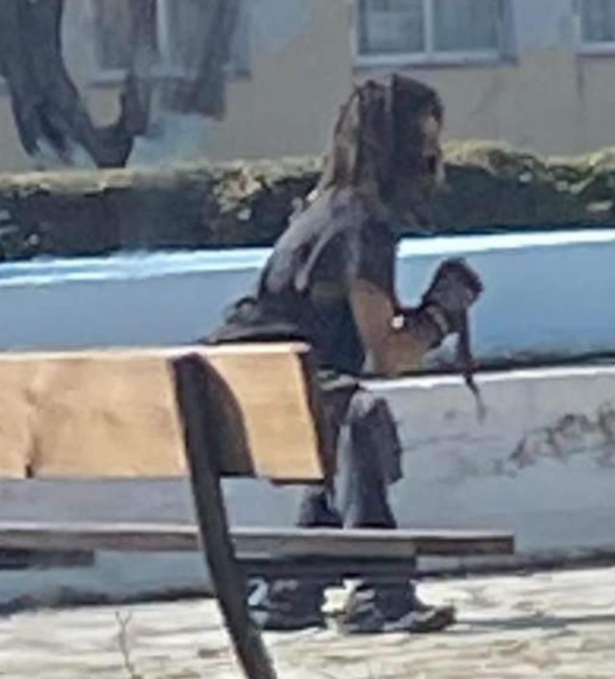 Συναγερμός στην Ερέτρια: «Μπορεί να μας επιτεθεί» λένε κάτοικοι για τον μαυροντυμένο με το τσεκούρι