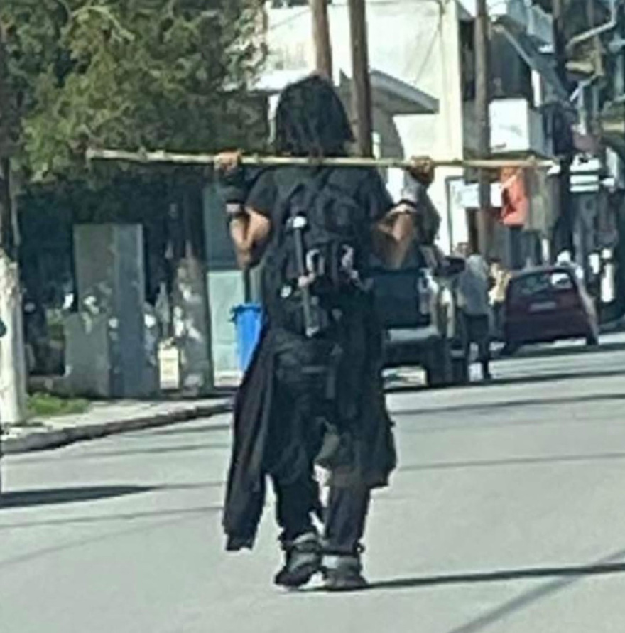 Συναγερμός στην Ερέτρια: «Μπορεί να μας επιτεθεί» λένε κάτοικοι για τον μαυροντυμένο με το τσεκούρι