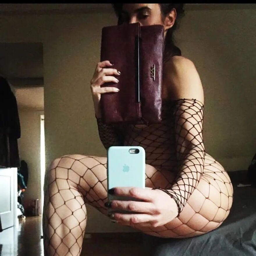 Η Μάγκι Χαραλαμπίδου ποζάρει φορώντας μόνο  το δικτυωτό καλσόν της και τις κόκκινες γόβες της