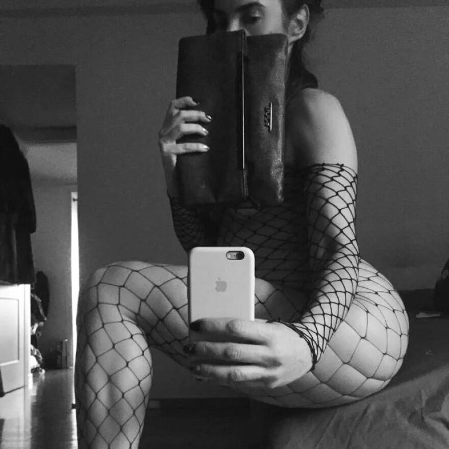 Η Μάγκι Χαραλαμπίδου ποζάρει φορώντας μόνο  το δικτυωτό καλσόν της και τις κόκκινες γόβες της