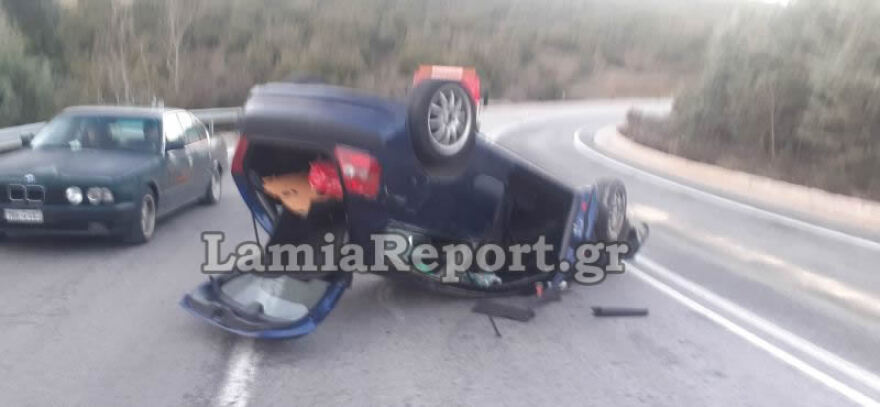 Λαμία: Πορεία τρόμου για αυτοκίνητο που «τούμπαρε» πάνω σε στροφή - Δείτε φωτογραφίες