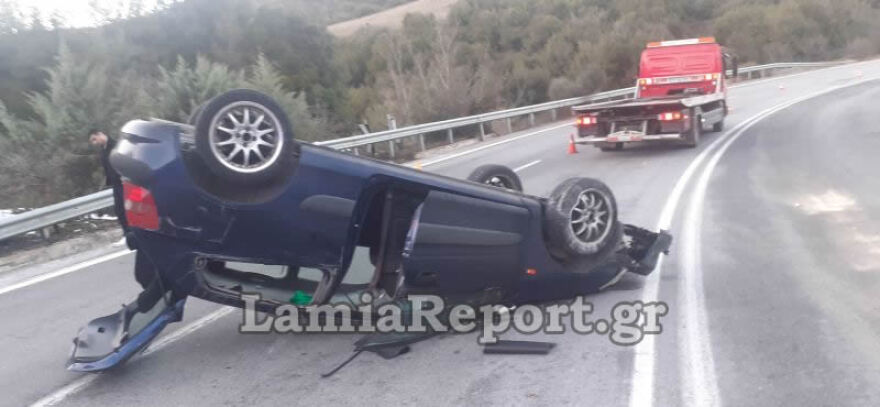 Λαμία: Πορεία τρόμου για αυτοκίνητο που «τούμπαρε» πάνω σε στροφή - Δείτε φωτογραφίες