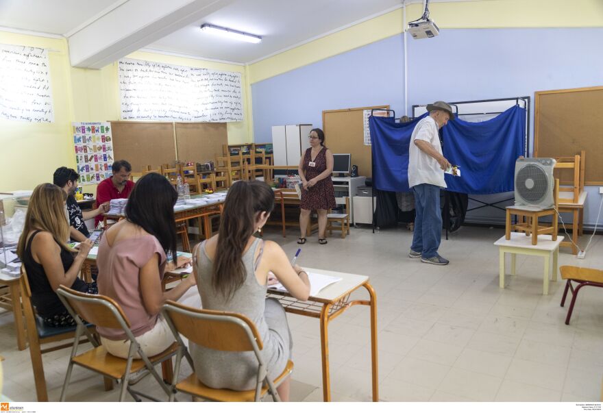 Τα σενάρια για κάλπες και εκλογικό νόμο με ορίζοντα έως την Άνοιξη του 2023