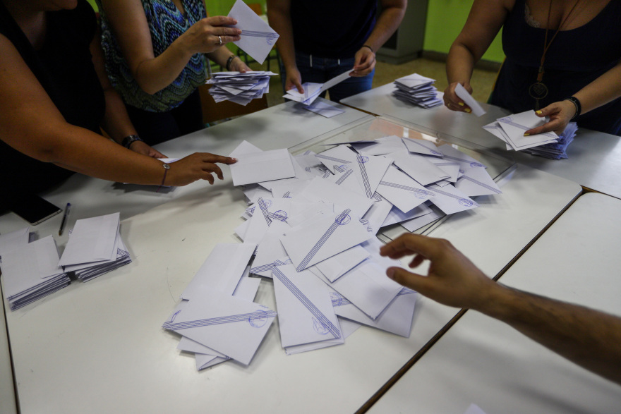 Τα σενάρια για κάλπες και εκλογικό νόμο με ορίζοντα έως την Άνοιξη του 2023