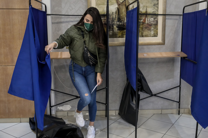 Τα σενάρια για κάλπες και εκλογικό νόμο με ορίζοντα έως την Άνοιξη του 2023