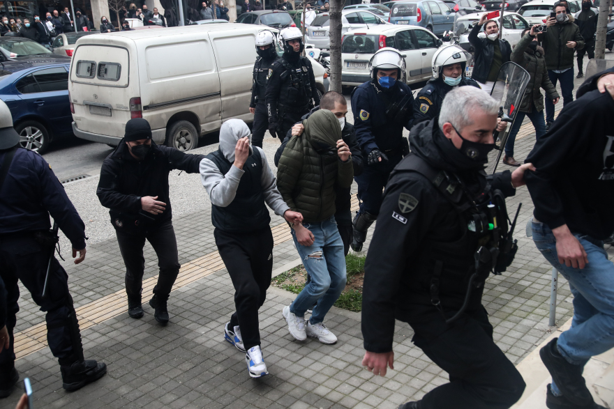 Δολοφονία Άλκη: Πήραν προθεσμία από την Ανακρίτρια οι 8 συλληφθέντες - «Δολοφόνοι, καθάρματα», τους φώναζαν